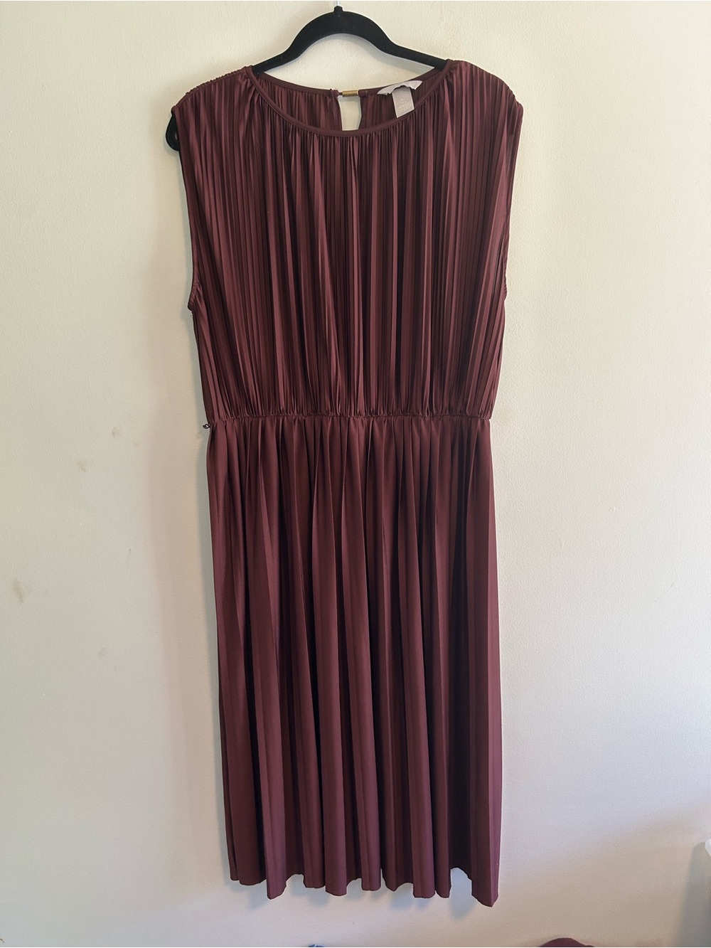H&M large burgundy Sleeveless Pleated Midi Dress